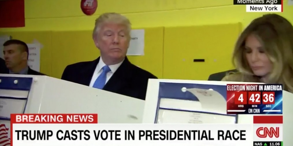 Вижте как Тръмп скришом проверява жена си за кого точно гласува (СНИМКА)