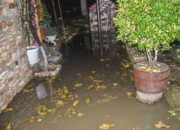 Наводнени дворове и придошла река след нощната буря в Пиринско