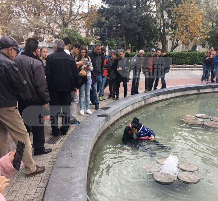 Емоции от избора на Тръмп в Пловдив! Мъж се хвърли във фонтана пред Общината (СНИМКИ)