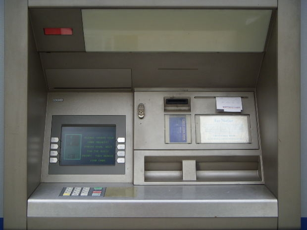 Откриха "похитения" банкомат от Крупник захвърлен в дерето