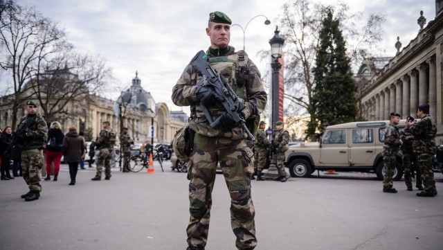 Безгрижието се изпари: Година след атентатите Франция е в извънредно положение и настръхнала срещу мюсюлманите 