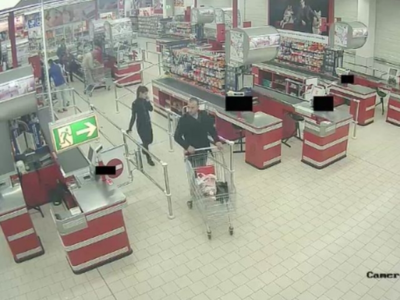Палави ръчици: Мъж и жена задигнаха портфейла на възрастен мъж в магазин (ВИДЕО)