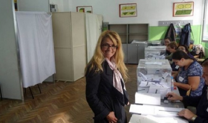 Само в БЛИЦ: Скандалната блондинка на Кадиев получи внезапна подкрепа от министър "провал" Трайчо
