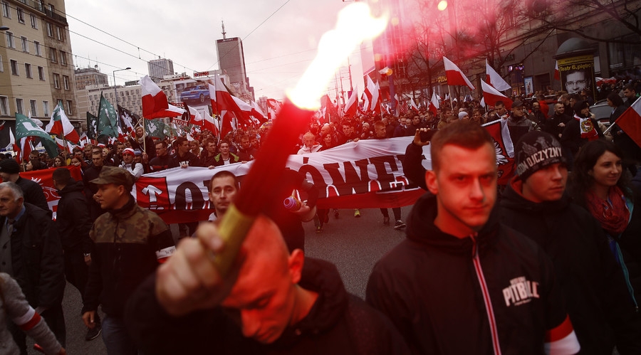 Във Варшава става страшно! Над 100 000 националисти поискаха Западна Украйна (ВИДЕО)