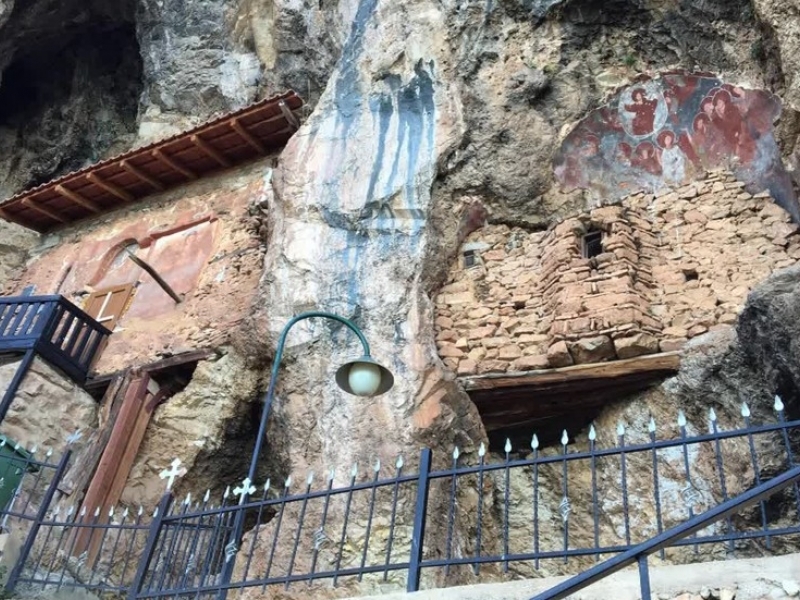 Скалната църква "Св. Архангел Михаил" изумява и днес  