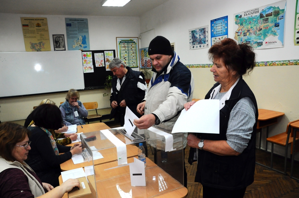 Фоторепортаж в БЛИЦ: Ето как започна гласуването на балотажа в София 