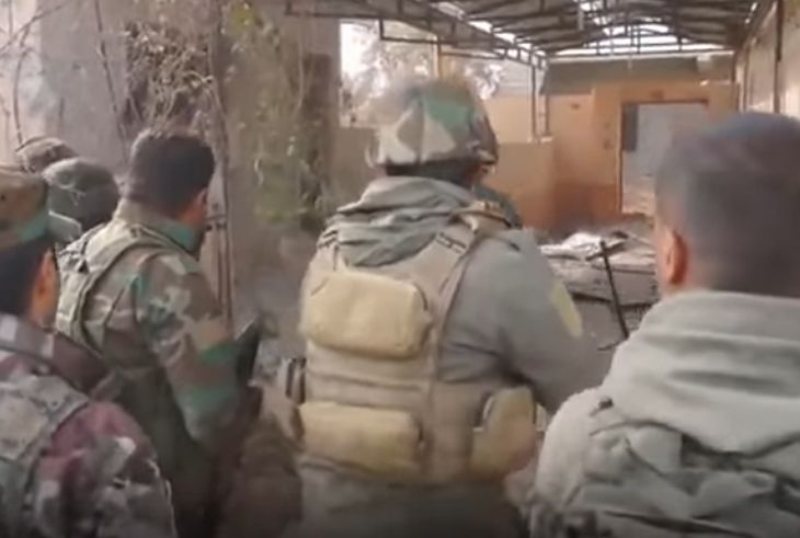 Боец на "Ислямска държава" се предаде зрелищно на кюрди в Мосул (ВИДЕО)