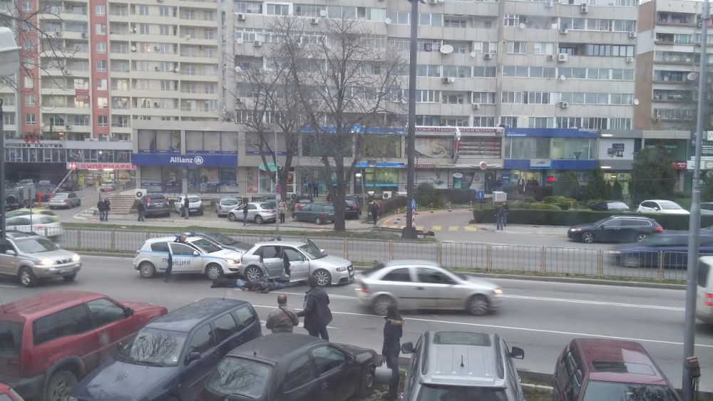 Първи СНИМКИ: Четирима зрелищно натръшкани на булевард във Варна!