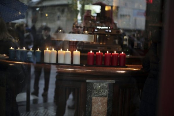 Година след адските терористични атаки: Франция си спомня за ужаса! (СНИМКИ)