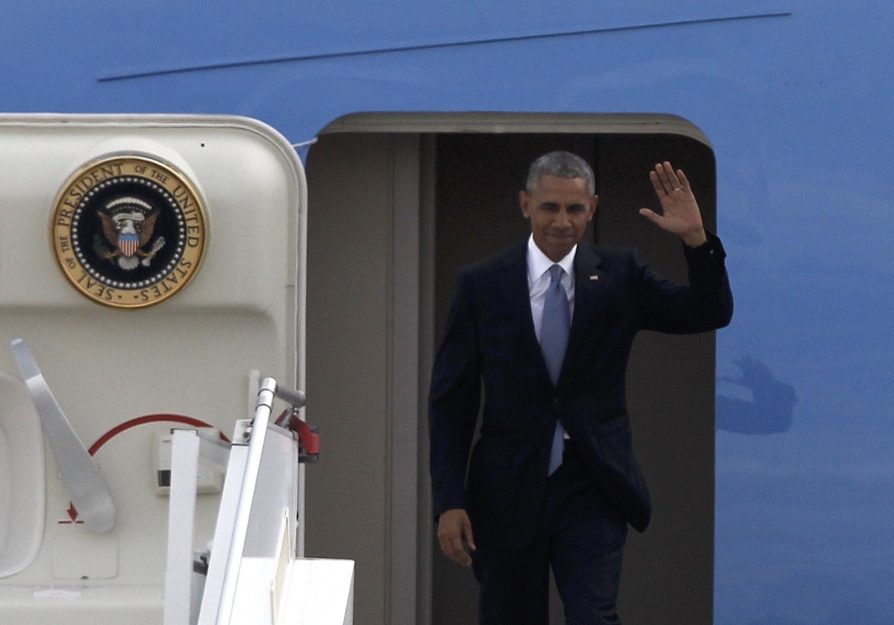 Обама кацна в Гърция при драконови мерки за сигурност (СНИМКИ)