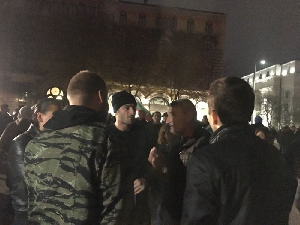 Центърът на София почерня от полиция! Националисти се заканват да окупират Народното събрание 
