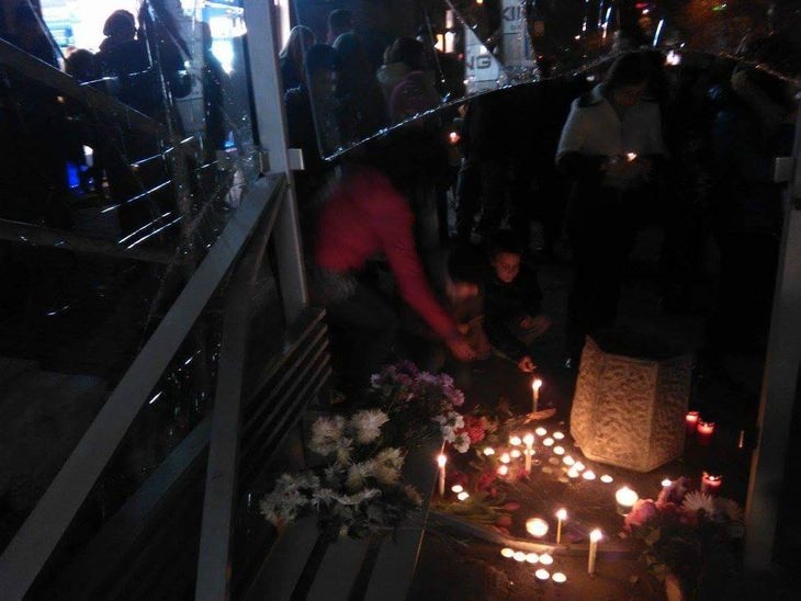 Покъртителна гледка в Пловдив: Децата на убития Атанас палят свещи за него на улицата! (СНИМКИ)
