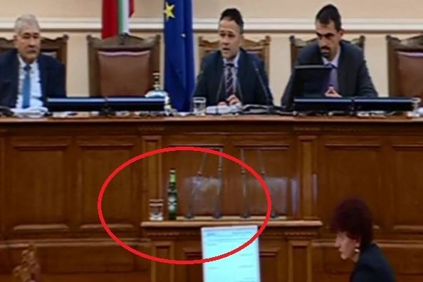 Депутат от "Атака" парира борците срещу комунизма с ... бирена бутилка (СНИМКА)