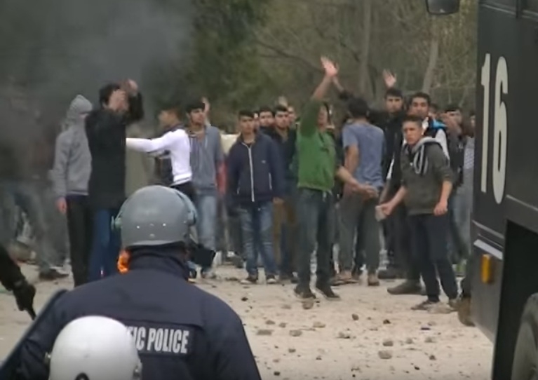 Мигрантите в Харманли запалиха българското знаме! (НОВИ ВИДЕА)