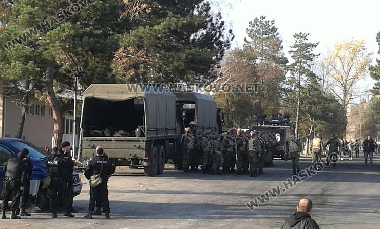 Военни от Втора механизирана бригада блокираха лагера в Харманли, хора с трибагреници се стичат към портала 