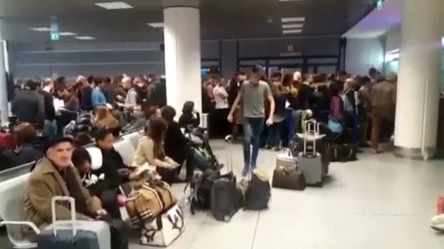 „Заложническа” драма с българи в Рим! Стотици нашенци са залостени повече от 10 часа на летище „Чампино” (ВИДЕО)