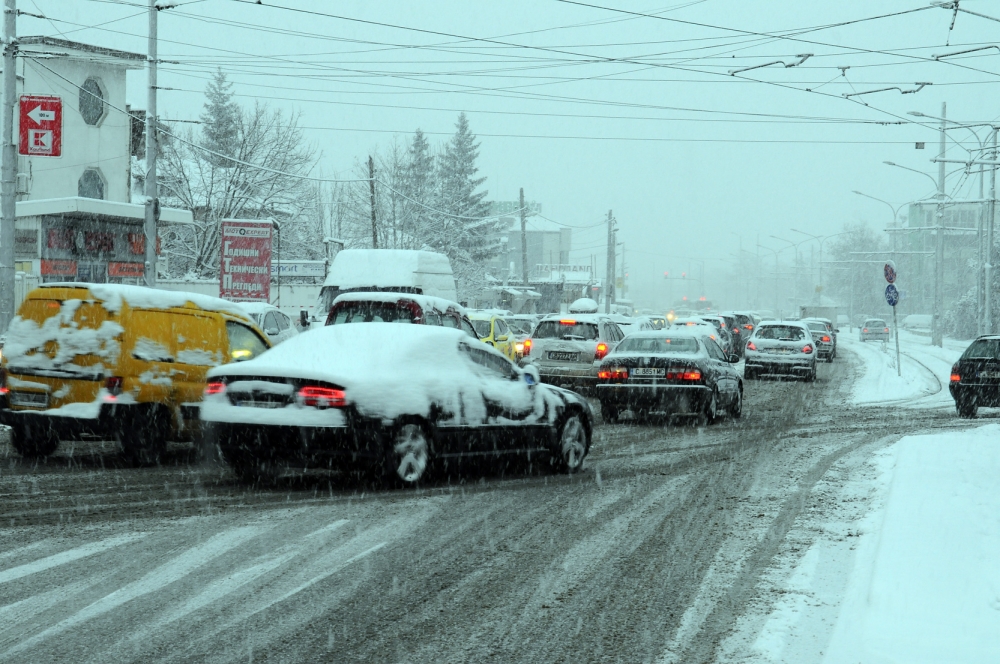 Безценни съвети: Как (не) трябва да шофираме през зимата!