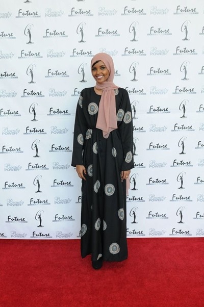 Мюсюлманка в хиджаб и буркини смая конкурс за Мис Минесота (ВИДЕО)