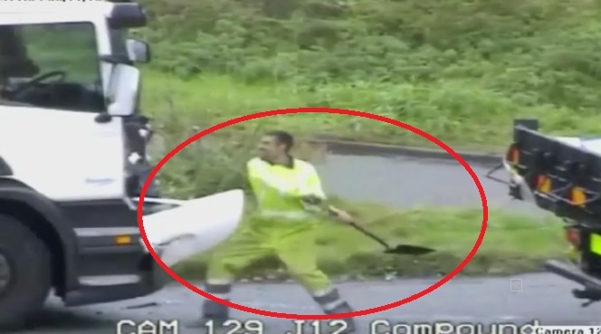 Брутална агресия на пътя! Шофьор налетя с лопата на колега след катастрофа между два камиона (СНИМКИ/ВИДЕО)