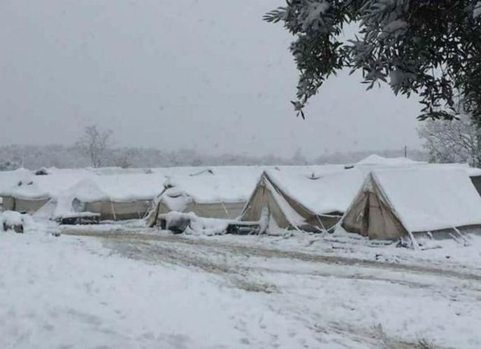 Снежен ад за бежанците в Гърция, ето при какви условия живеят (СНИМКИ)