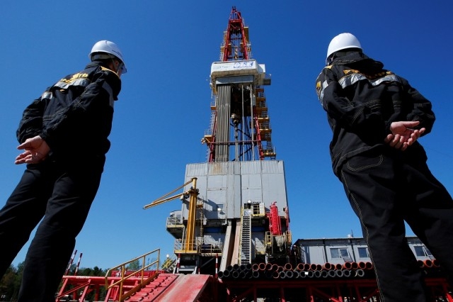 „Коммерсант“: От съкращаването на добива на нефт печелят компаниите с намаляващ добив