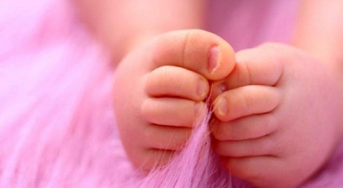 Българи продали в Гърция новородено бебе за 8 хил. евро