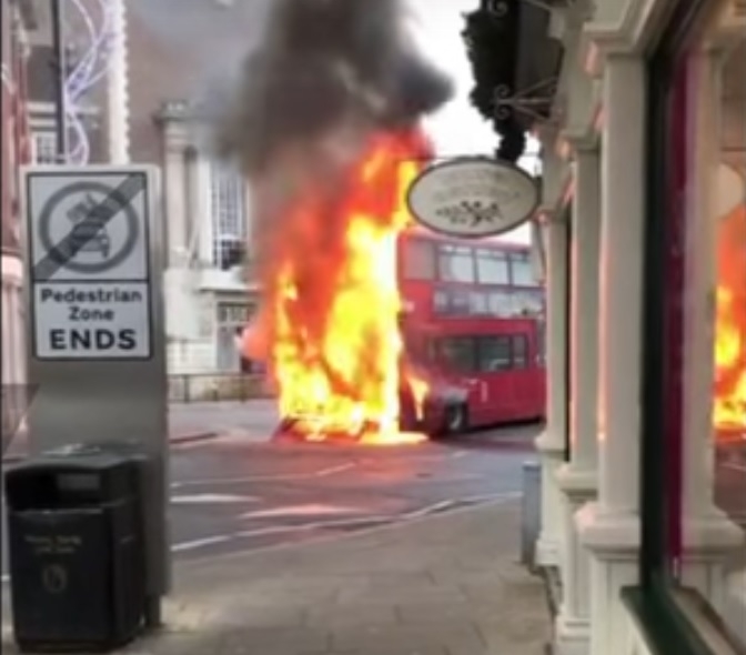 Двуетажен автобус се запали в Лондон (ВИДЕО)
