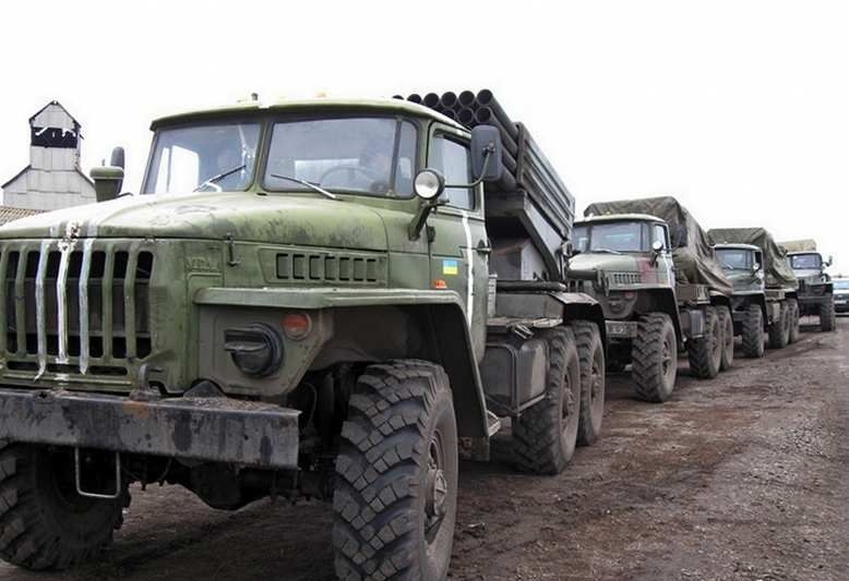 Става опасно! ВСУ подсилиха позициите си в Донбас с „Град” и танкове  