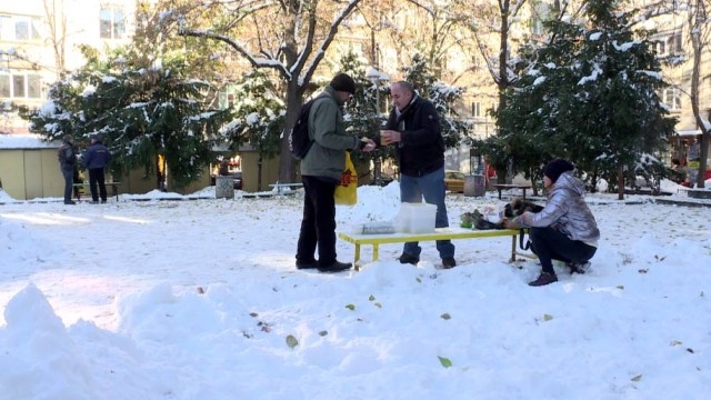 Ресторантьор раздава топла супа в центъра на София 
