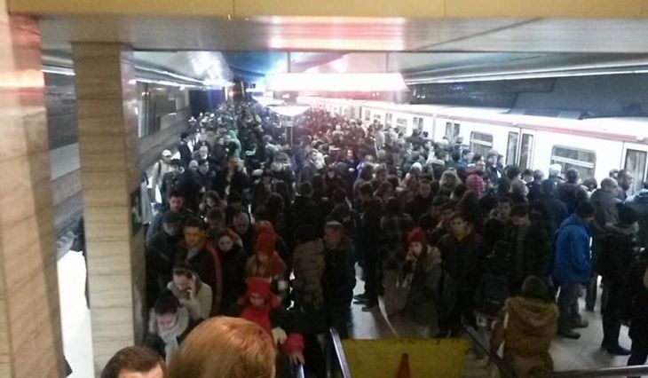 Кошмар в столицата! Нещо ужасно се случи в метрото в час пик (СНИМКИ)