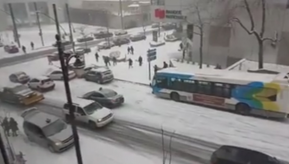 Пълна лудница в Монреал: Вижте какво става при първия сняг (ВИДЕО)