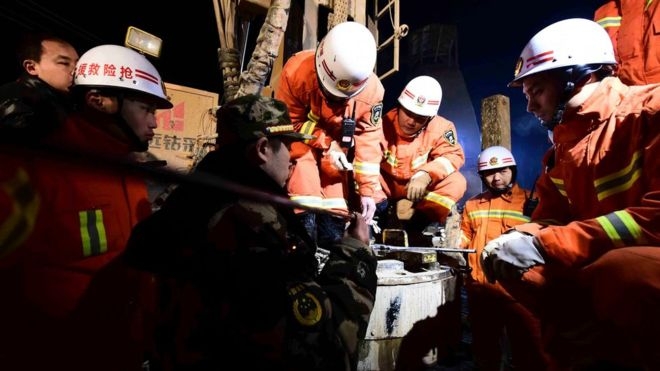 Инцидент в китайска мина блокира единадесет души под земята