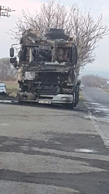 Запалиха камионите на наш транспортен бос (СНИМКИ)