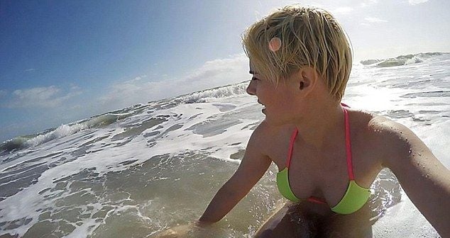 Германска актриса реши да се изкъпе в морето, но се случи нещо, което ужаси плажуващите (СНИМКИ)