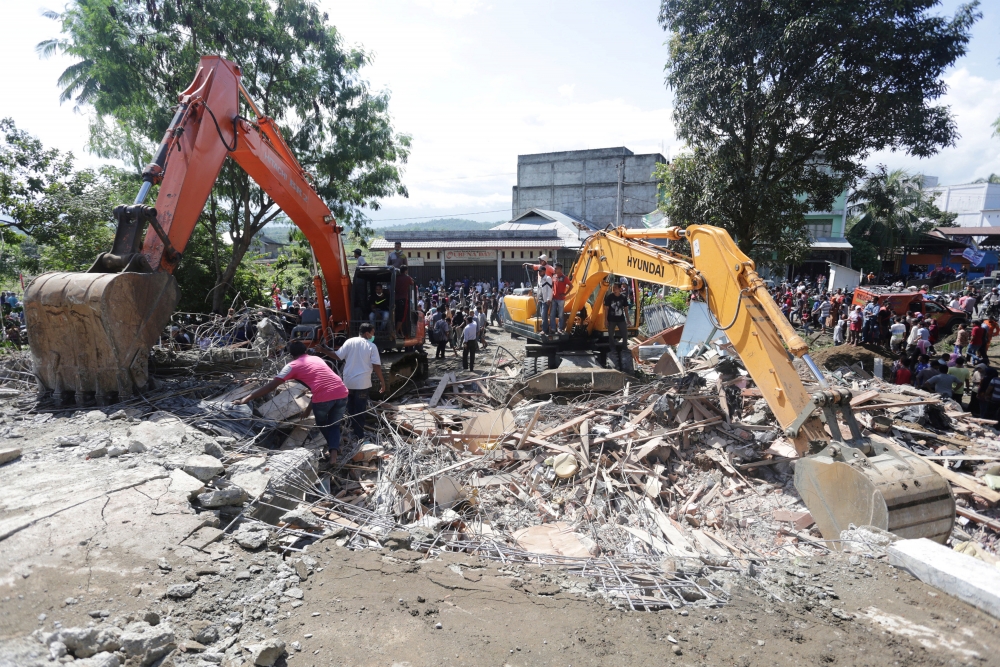 Ужасът след земетресението в Индонезия няма край, расте броят на загиналите (СНИМКИ)