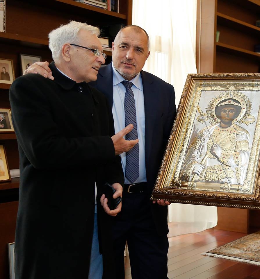 Неочаквано признание: Майстор дари Борисов с уникална икона на Свети Георги (СНИМКИ)