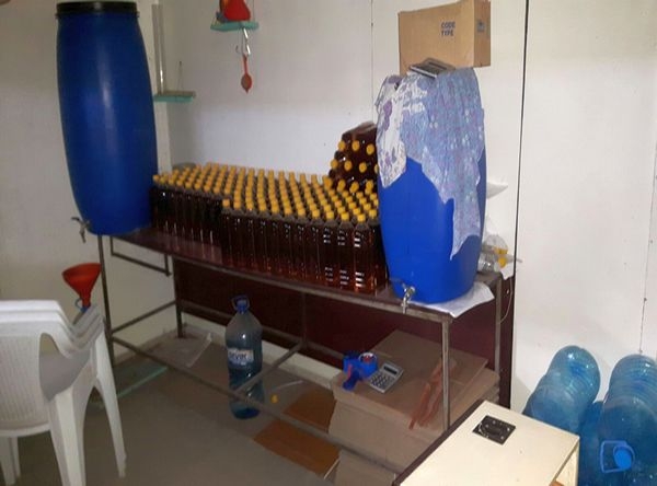Бургаската митница удари нелегален склад за алкохол! (СНИМКИ)