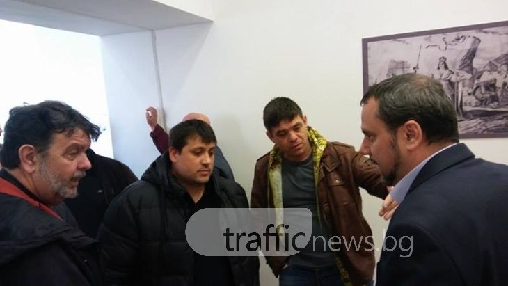Скандал! Пловдивски таксиджии обградиха зам.-кмет, плашат с блокада на града (СНИМКИ)