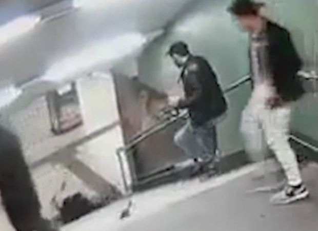 Нов скандал разтресе Германия: Бежанец с бира и цигара в ръка повали жена в берлинското метро (ВИДЕО)