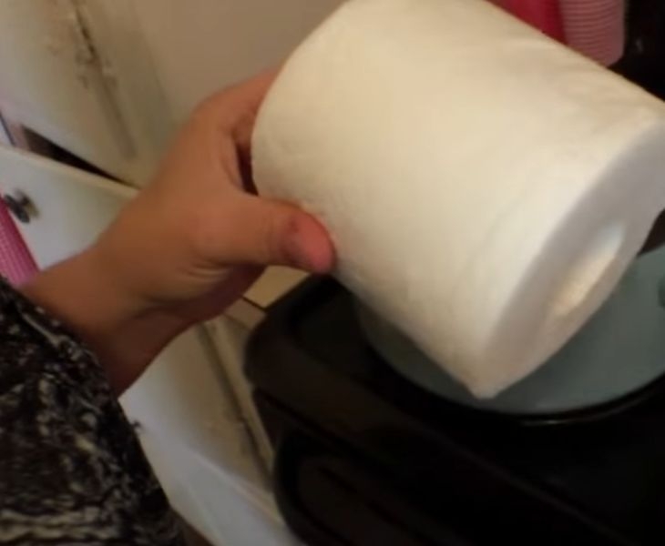 Смайващо! Тя сложи ролка тоалетна хартия във вряща вода, но ето какво стана (ВИДЕО)