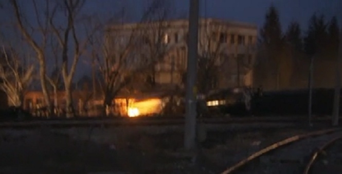 Екип на bTV опасно близо до горящите цистерни в Хитрино