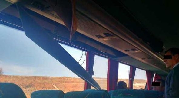 Шок! Огромна греда се стовари върху главите на пътниците в автобус от София за Бургас (СНИМКИ)