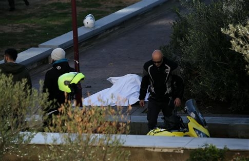Престрелка на централния площад в Атина, има пострадал полицай 