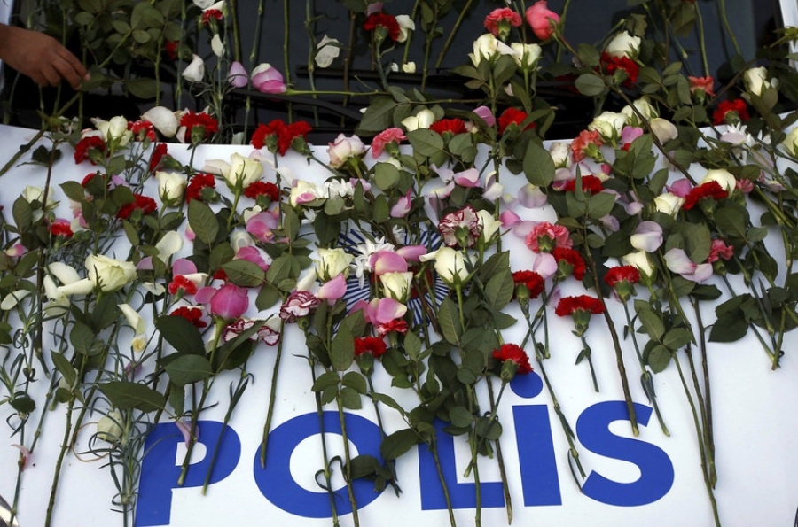 Турция потъна в скръб! Вижте как се прощава със загиналите полицаи (СНИМКИ)