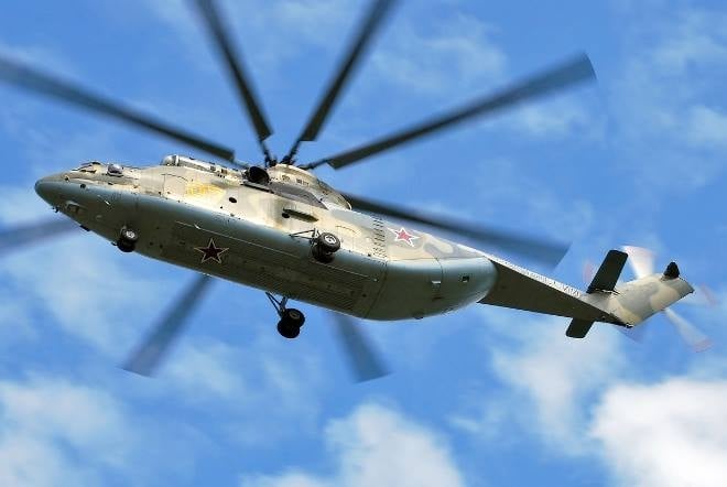 Вижте как над 30 вертолета тренират пилотаж на малка височина в Урал (ВИДЕО)