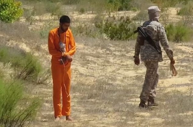 "Ислямска държава" сее ужас в Синай! Взривиха жив човек, без да им мигне окото (СНИМКИ/ВИДЕО 18+)