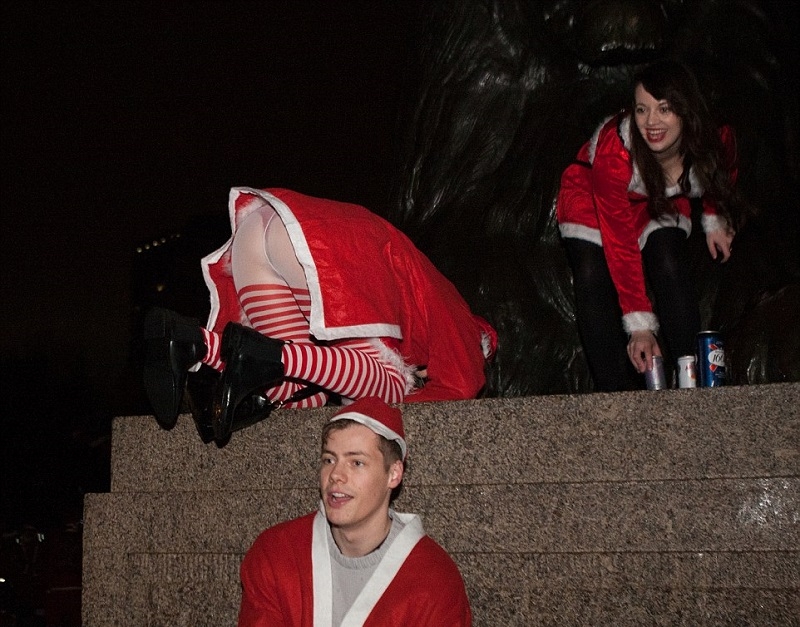 Традиции: Парадът на Санта Клаусите в Лондон пак се обърна на пиянска оргия (СНИМКИ 18+)