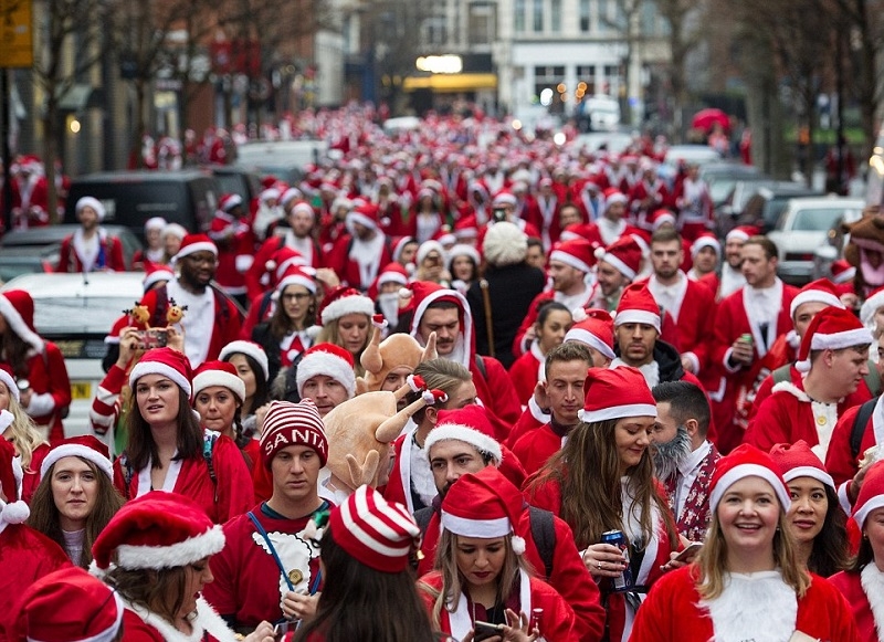 Традиции: Парадът на Санта Клаусите в Лондон пак се обърна на пиянска оргия (СНИМКИ 18+)