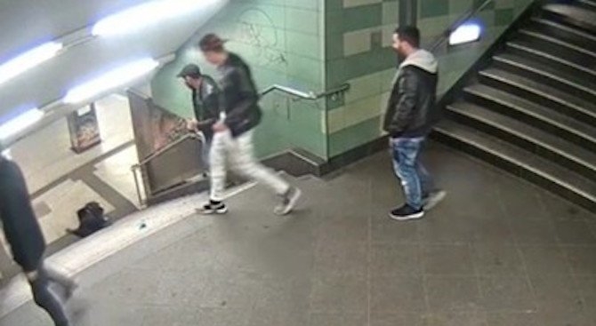 Германските власти с нова сензационна информация за екшъна с блъснатото момиче в берлинското метро, българите били повече