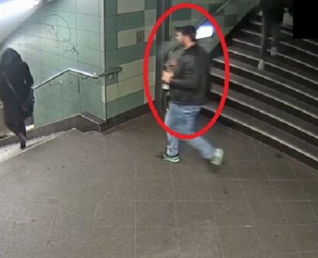 Срам и позор! И мъжът, ритнал жената в берлинското метро, е от България, крие се у нас (СНИМКИ/ВИДЕО)